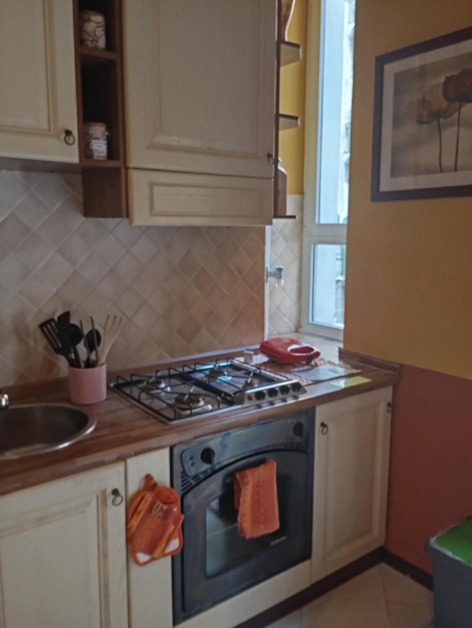 Flores Home, Vintage & Comfort Near Center, Navigli, Bocconi Apartment