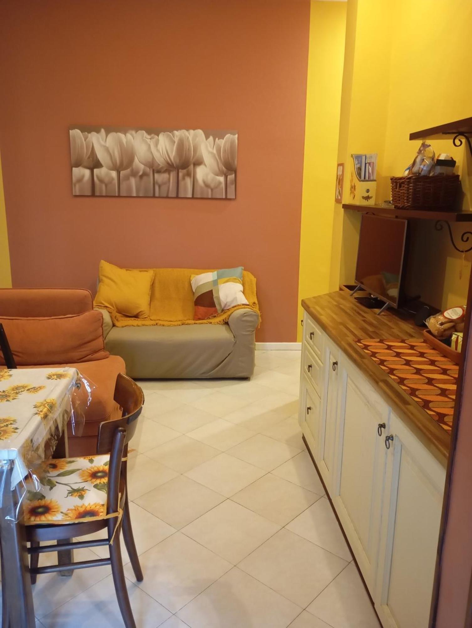 Flores Home, Vintage & Comfort Near Center, Navigli, Bocconi Apartment *