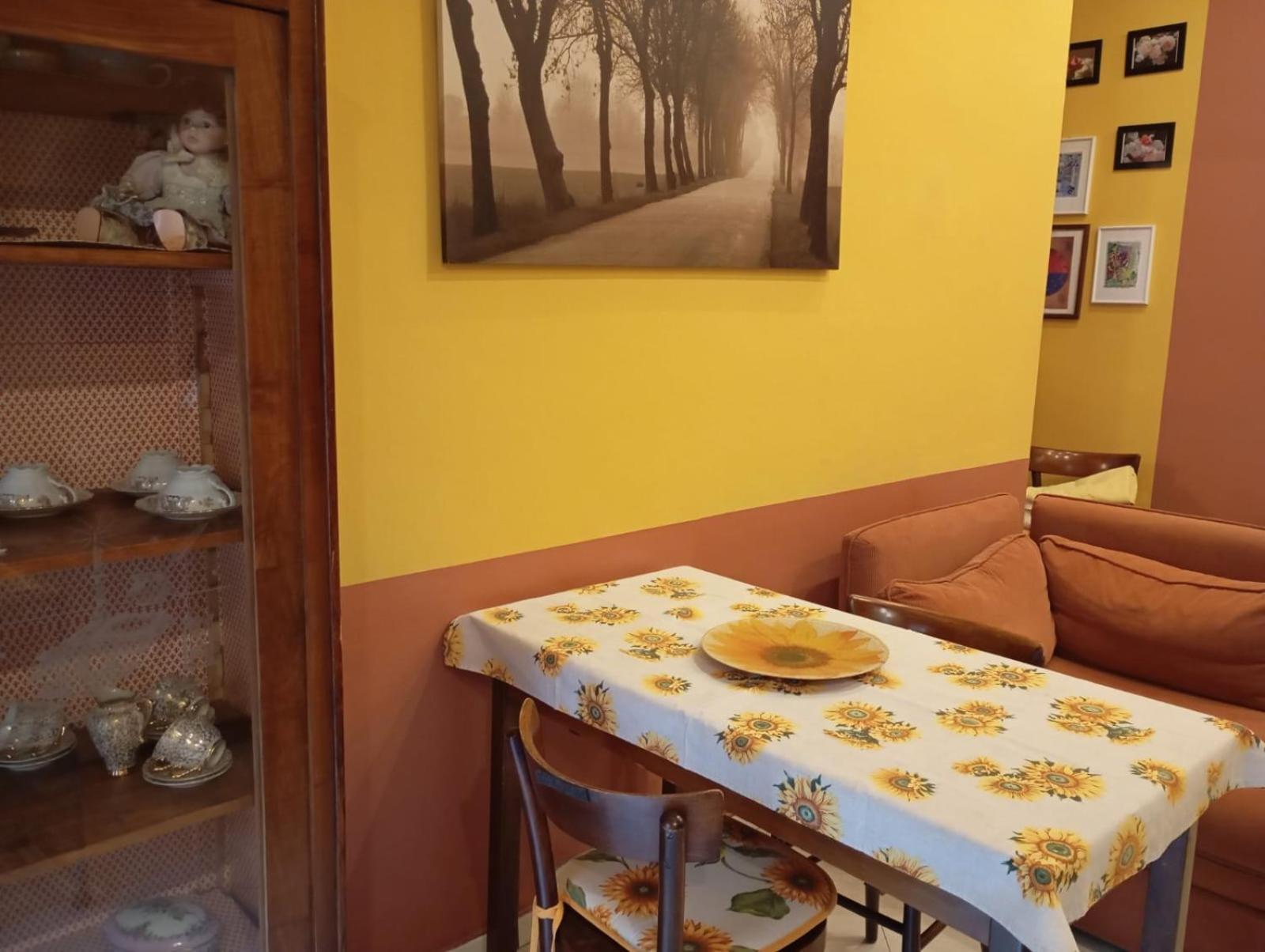 Flores Home, Vintage & Comfort Near Center, Navigli, Bocconi Apartment *